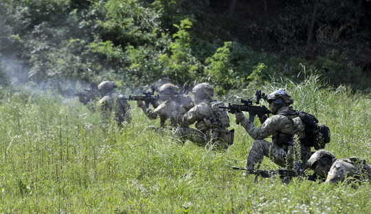 해군 1함대 3특전대대(UDT/SEAL) 대원들이 7일 함대 사격장에서 북한의 핵실험 도발과 관련, 적 특수전 부대를 완전히 격멸하고 적 도발에 대한 강력한 응징 의지를 다지기 위해 전투사격훈련을 시행하고 있다. 이번 훈련에서 3특전대대(UDT/SEAL)는 적 특수전 부대의 상황별 전술에 대응해 기동사격, 저격사격 등 전투사격을 하며 적 세력을 완전히 격멸하기 위한 강력한 전투 의지를 다졌다.